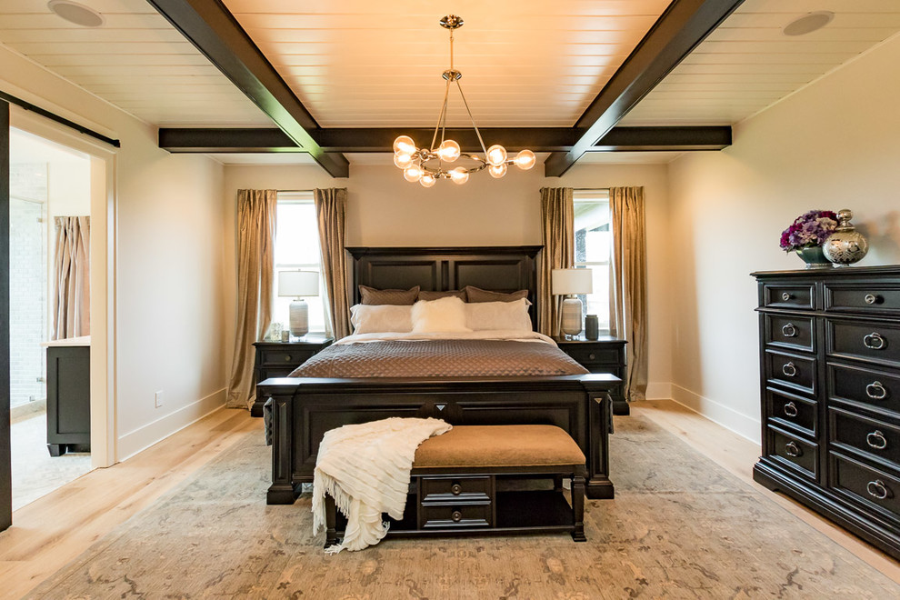 ナッシュビルにあるトランジショナルスタイルのおしゃれな寝室 (白い壁、淡色無垢フローリング、暖炉なし) のインテリア