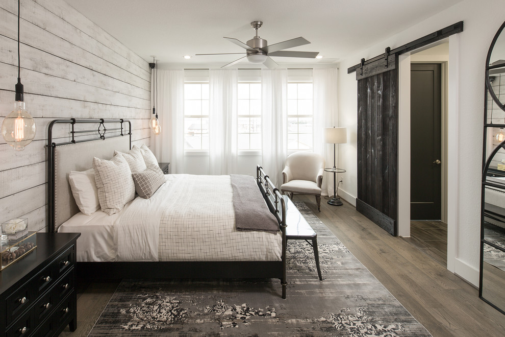 Ejemplo de dormitorio principal tradicional renovado de tamaño medio sin chimenea con paredes beige y suelo de madera oscura