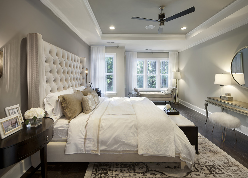 На фото: хозяйская спальня в стиле фьюжн с серыми стенами, темным паркетным полом и коричневым полом с