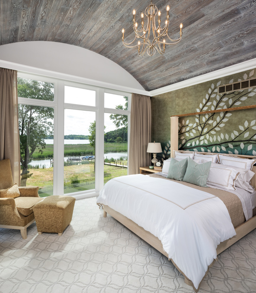 Diseño de dormitorio clásico renovado con moqueta y suelo blanco