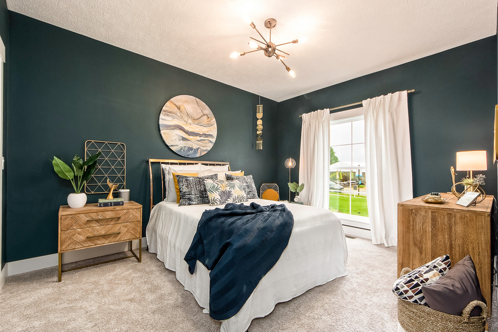 コロンバスにある中くらいなトランジショナルスタイルのおしゃれな寝室 (青い壁、カーペット敷き、グレーの床) のレイアウト