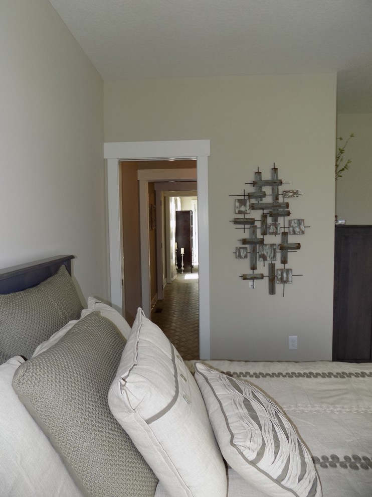 Modelo de habitación de invitados clásica renovada de tamaño medio sin chimenea con paredes beige, suelo de baldosas de porcelana y suelo gris