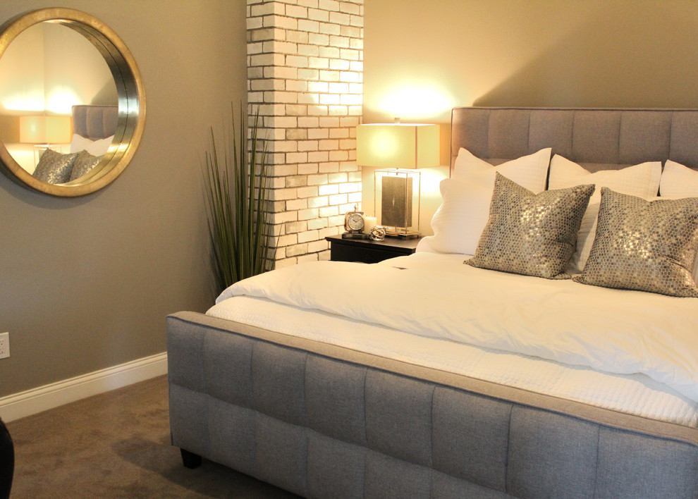 Immagine di una camera da letto chic di medie dimensioni con pareti grigie, moquette e pavimento marrone