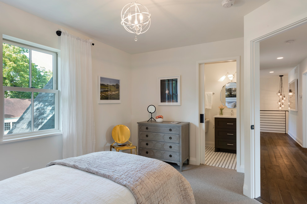 Modelo de habitación de invitados tradicional renovada pequeña sin chimenea con paredes blancas, moqueta y suelo gris