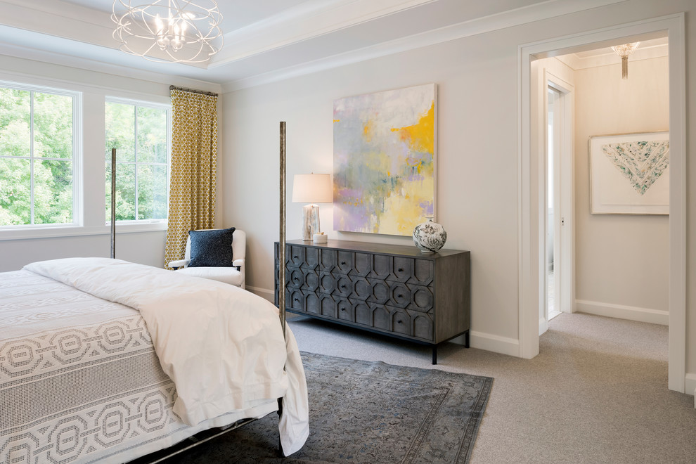 Imagen de dormitorio principal clásico renovado de tamaño medio sin chimenea con paredes blancas, moqueta y suelo gris