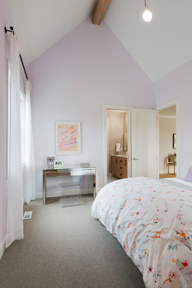 Foto di una camera degli ospiti classica di medie dimensioni con pareti viola, moquette, nessun camino e pavimento grigio