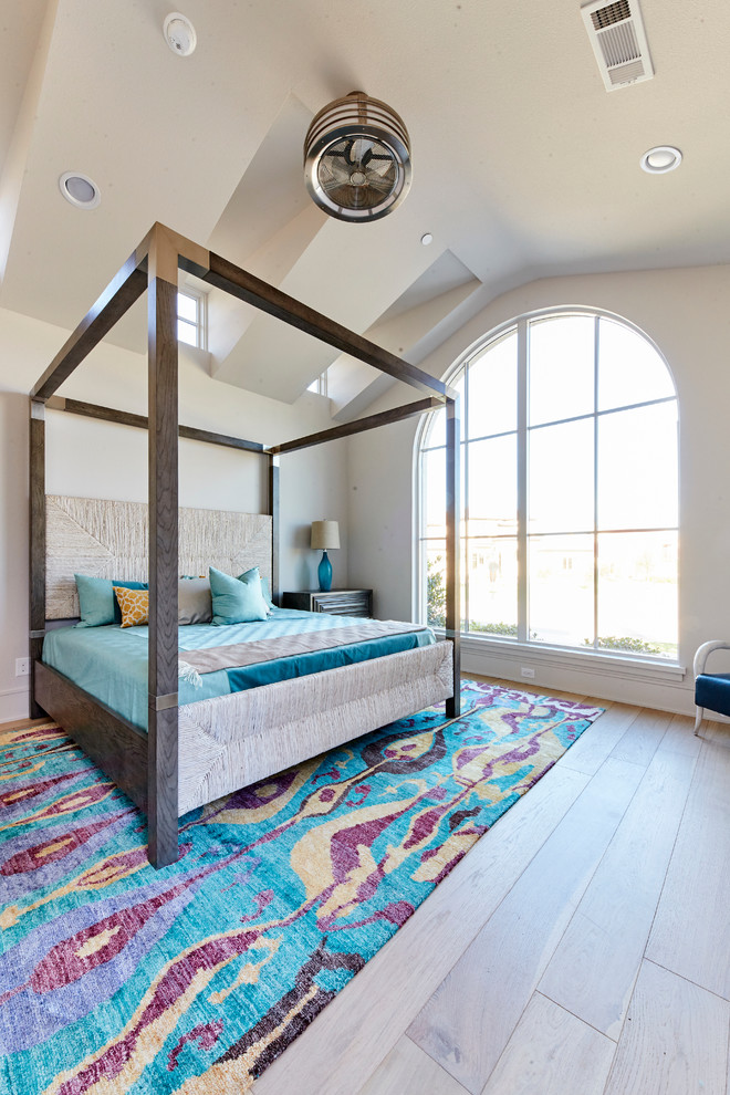 Mittelgroßes Modernes Gästezimmer ohne Kamin mit weißer Wandfarbe, hellem Holzboden und beigem Boden in Dallas