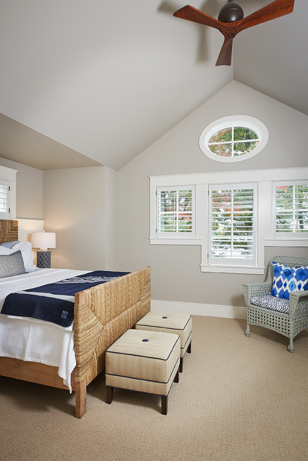 Imagen de habitación de invitados contemporánea con paredes grises, moqueta y suelo beige