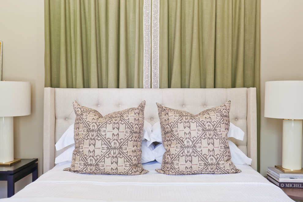 Modelo de habitación de invitados clásica renovada pequeña con paredes beige, suelo de madera en tonos medios y suelo naranja