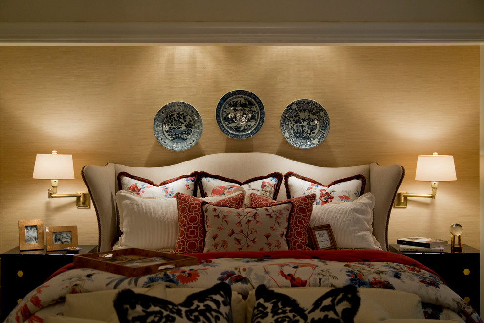 На фото: хозяйская спальня среднего размера в стиле фьюжн с желтыми стенами, ковровым покрытием и бежевым полом