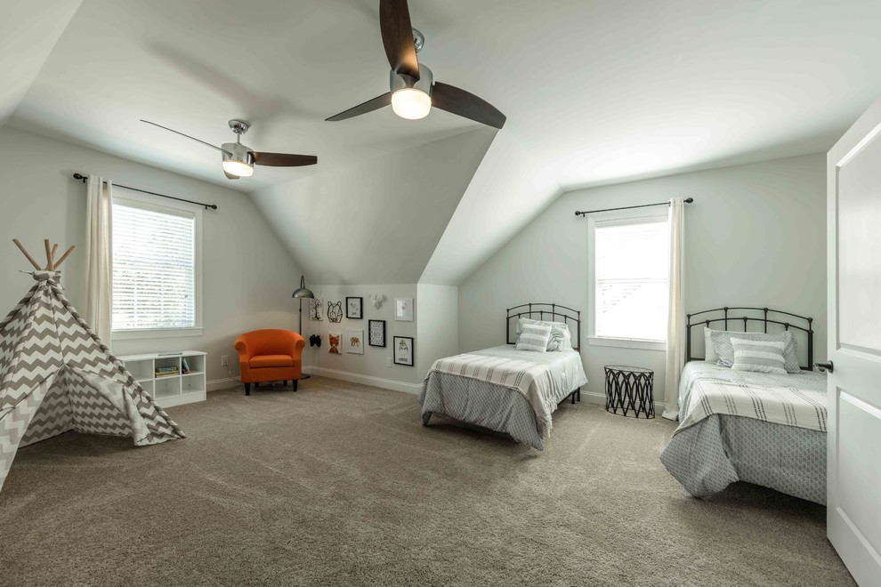 Mittelgroßes Klassisches Schlafzimmer ohne Kamin, im Loft-Style mit Teppichboden, beigem Boden und weißer Wandfarbe in Sonstige