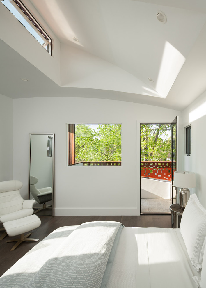 Свежая идея для дизайна: хозяйская спальня в стиле модернизм с белыми стенами, темным паркетным полом и коричневым полом - отличное фото интерьера