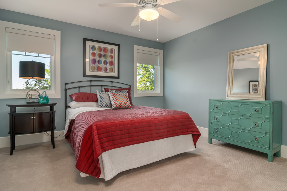 На фото: гостевая спальня (комната для гостей) в стиле неоклассика (современная классика) с синими стенами, ковровым покрытием и бежевым полом с