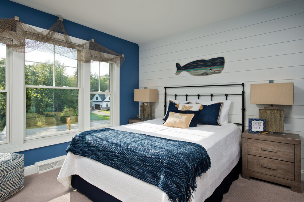 Maritimes Schlafzimmer mit blauer Wandfarbe, Teppichboden und beigem Boden in Boston