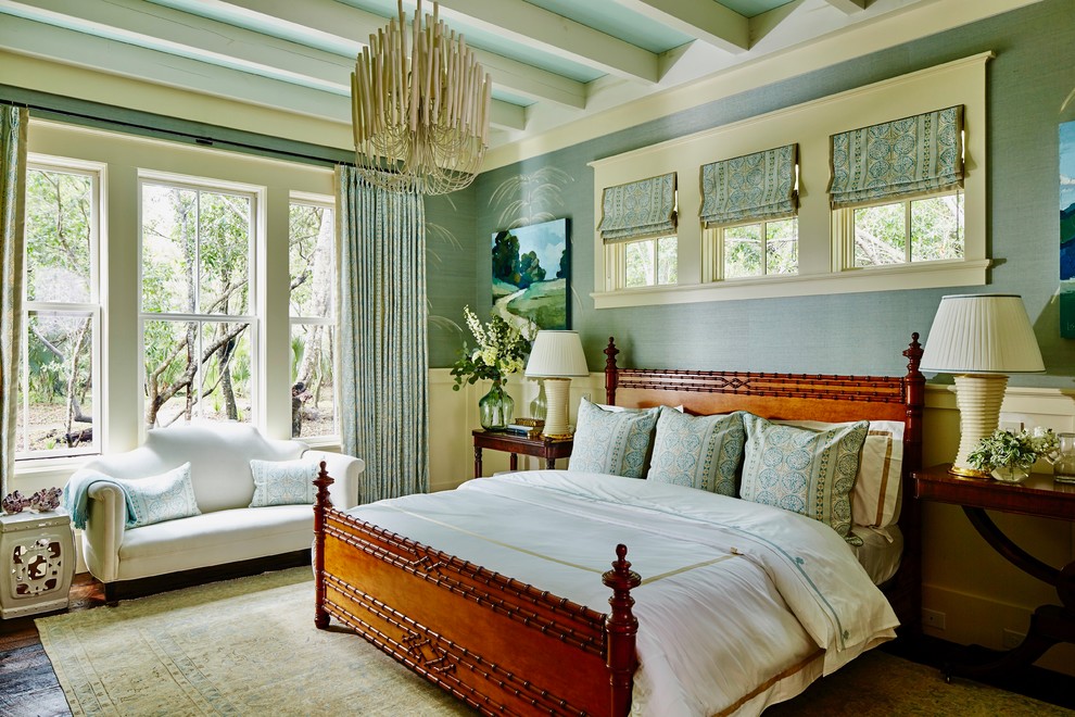 Стильный дизайн: спальня в морском стиле с синими стенами, темным паркетным полом и коричневым полом - последний тренд