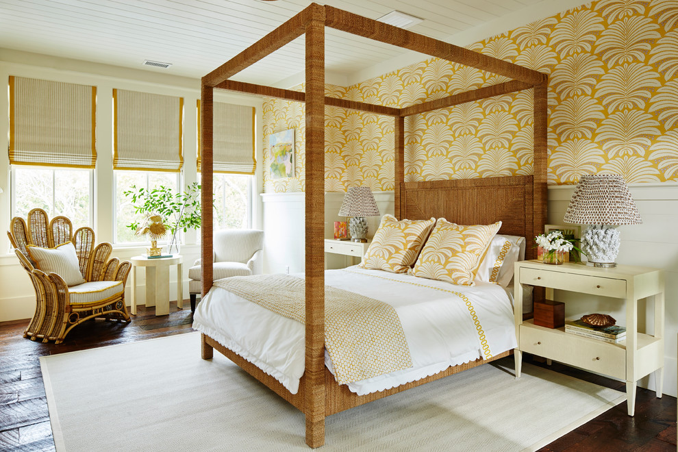 Diseño de dormitorio marinero con paredes amarillas, suelo de madera oscura y suelo marrón
