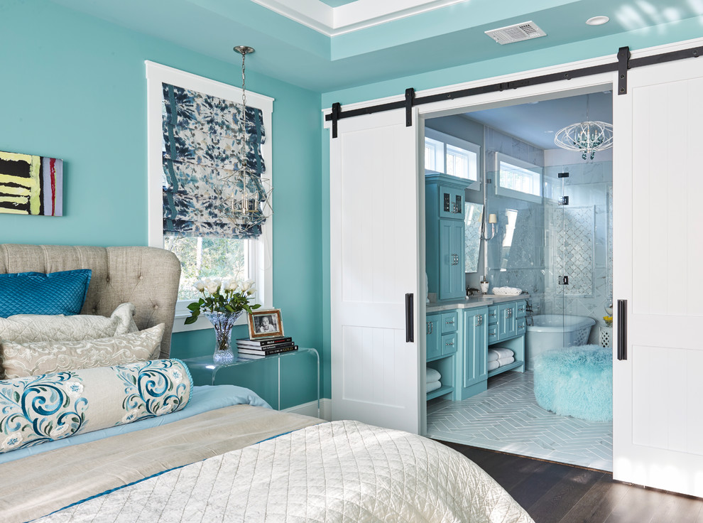 ヒューストンにある広いトラディショナルスタイルのおしゃれな主寝室 (青い壁、濃色無垢フローリング、暖炉なし、茶色い床)