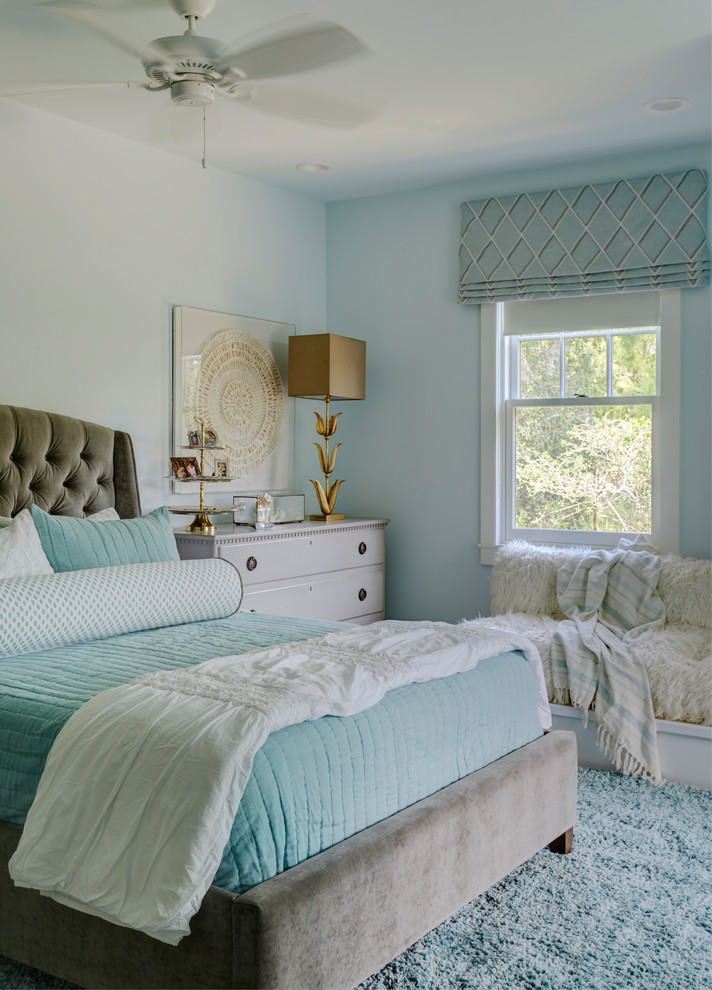 ヒューストンにある中くらいなトラディショナルスタイルのおしゃれな客用寝室 (青い壁、カーペット敷き、暖炉なし、ベージュの床) のレイアウト