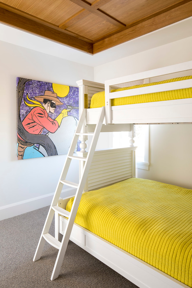 Пример оригинального дизайна: гостевая спальня (комната для гостей) в морском стиле с белыми стенами, ковровым покрытием и серым полом