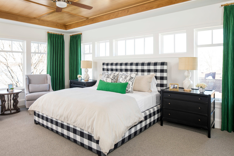 Großes Maritimes Hauptschlafzimmer mit weißer Wandfarbe, Teppichboden und grauem Boden in Minneapolis