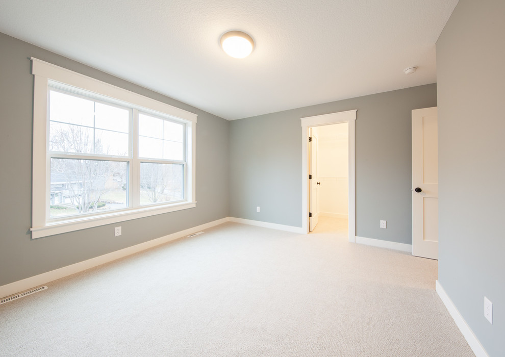 Idées déco pour une chambre classique de taille moyenne avec un mur gris et un sol beige.