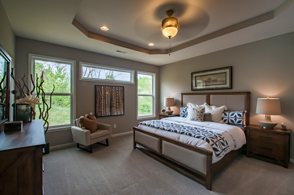 Foto de dormitorio principal contemporáneo grande con paredes grises, moqueta y suelo beige