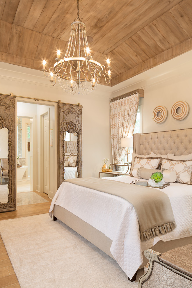 Idéer för ett stort klassiskt sovrum, med beige väggar och ljust trägolv