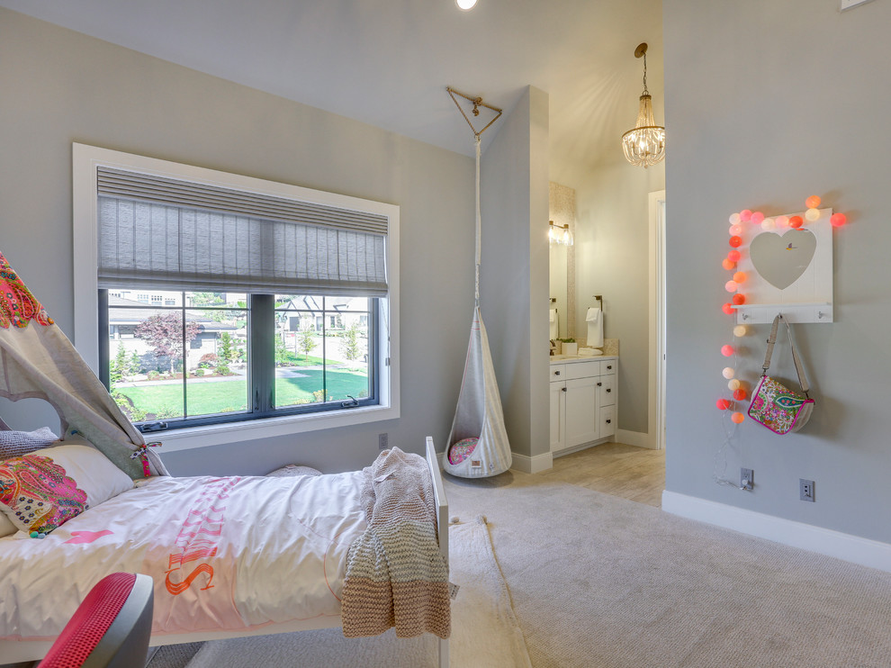 Esempio di una camera degli ospiti country di medie dimensioni con pareti grigie, moquette e pavimento beige