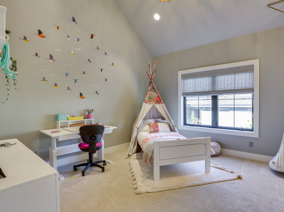 Свежая идея для дизайна: гостевая спальня среднего размера, (комната для гостей) в стиле кантри с серыми стенами, ковровым покрытием и бежевым полом - отличное фото интерьера