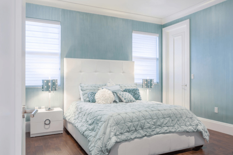 他の地域にある小さなコンテンポラリースタイルのおしゃれな主寝室 (淡色無垢フローリング、標準型暖炉、青い壁、茶色い床) のレイアウト