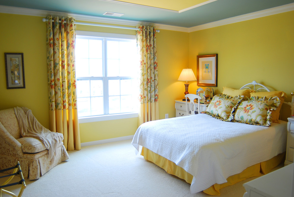 Mittelgroßes Klassisches Gästezimmer ohne Kamin mit gelber Wandfarbe, Teppichboden und weißem Boden in Sonstige