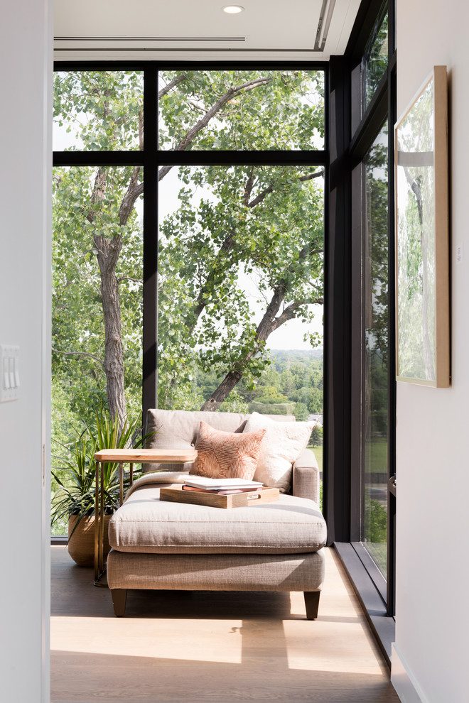 Foto de dormitorio principal minimalista grande con paredes blancas, suelo de madera clara y suelo gris