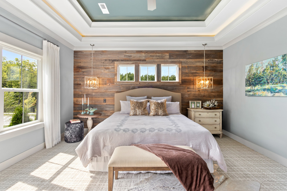 Modelo de habitación de invitados de estilo de casa de campo con paredes azules, moqueta y suelo beige