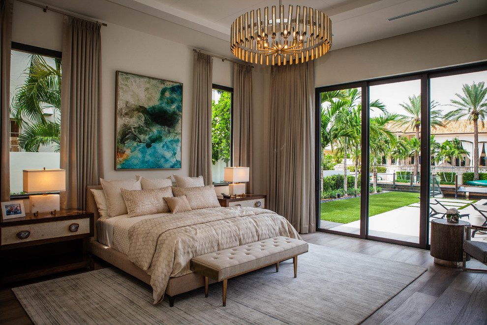 Modernes Hauptschlafzimmer mit beiger Wandfarbe, dunklem Holzboden und braunem Boden in Miami