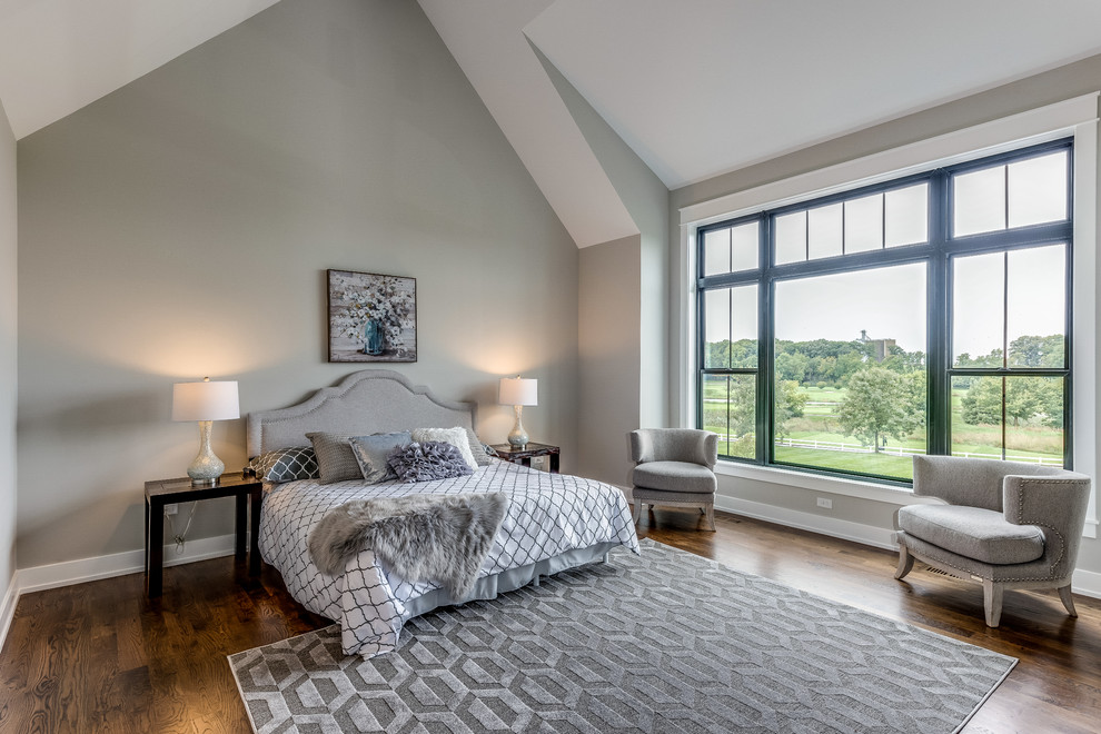 Landhaus Schlafzimmer mit grauer Wandfarbe, dunklem Holzboden und braunem Boden in Chicago