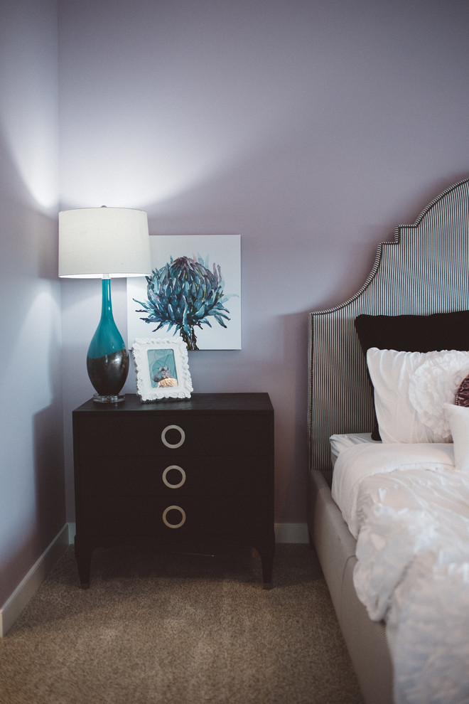 Свежая идея для дизайна: спальня среднего размера в стиле модернизм с фиолетовыми стенами, ковровым покрытием и серым полом - отличное фото интерьера