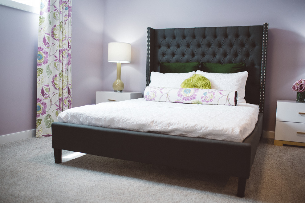 Стильный дизайн: большая спальня в стиле модернизм с фиолетовыми стенами, ковровым покрытием и серым полом без камина - последний тренд