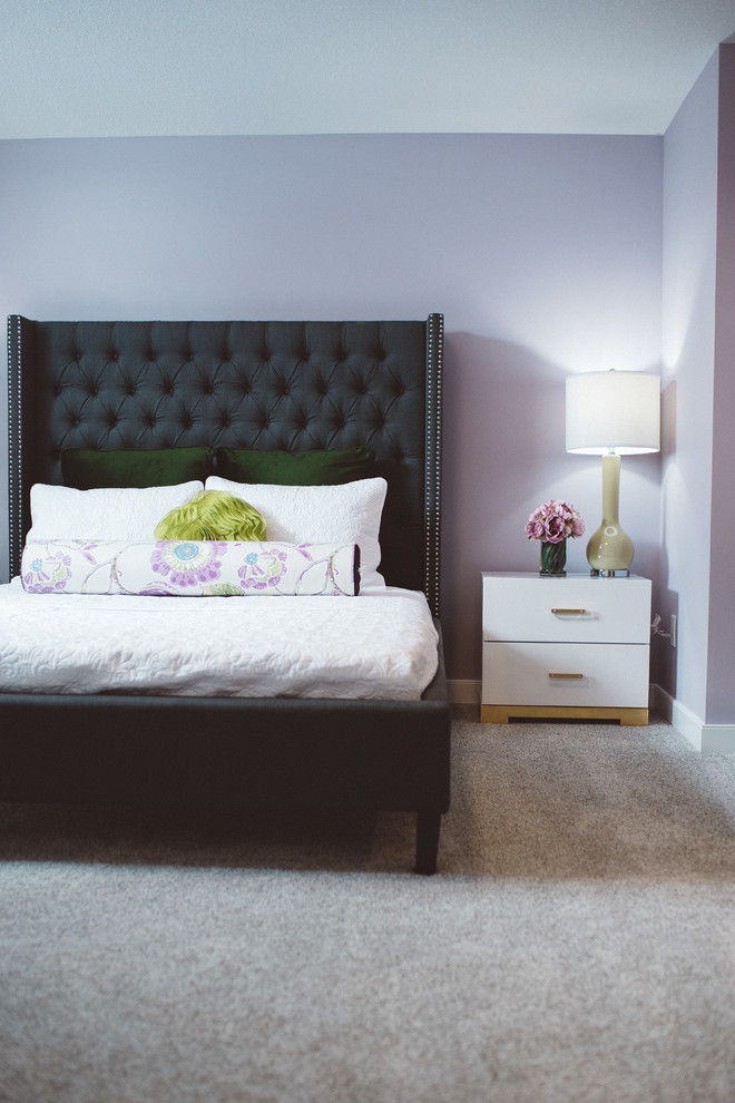Источник вдохновения для домашнего уюта: большая спальня в стиле модернизм с фиолетовыми стенами, ковровым покрытием и серым полом без камина