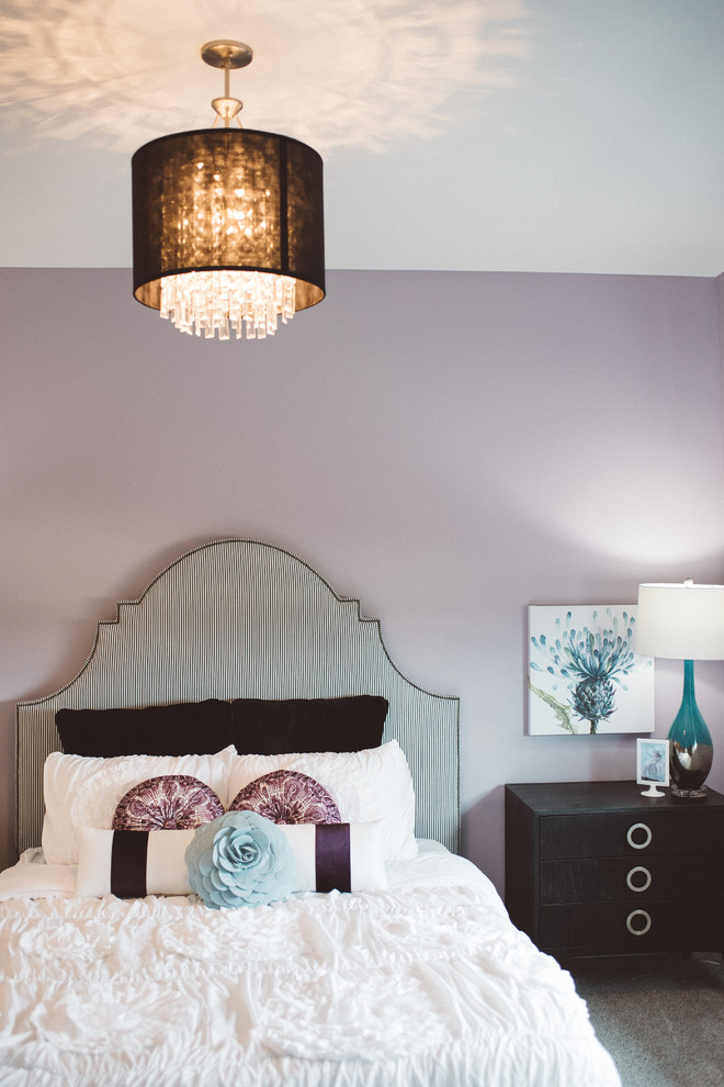 Mittelgroßes Modernes Schlafzimmer mit lila Wandfarbe, Teppichboden und grauem Boden in Edmonton