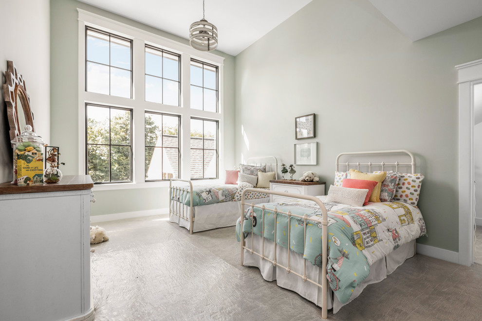 Foto de habitación de invitados de estilo de casa de campo grande con paredes verdes, moqueta y suelo beige