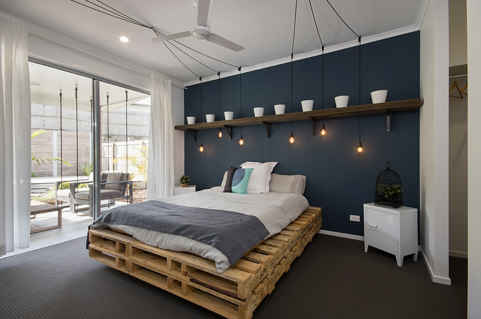 Imagen de dormitorio urbano con paredes azules, moqueta y suelo gris