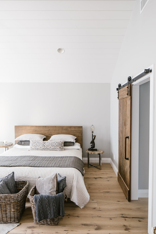 Imagen de dormitorio campestre con paredes grises, suelo de madera clara y suelo beige