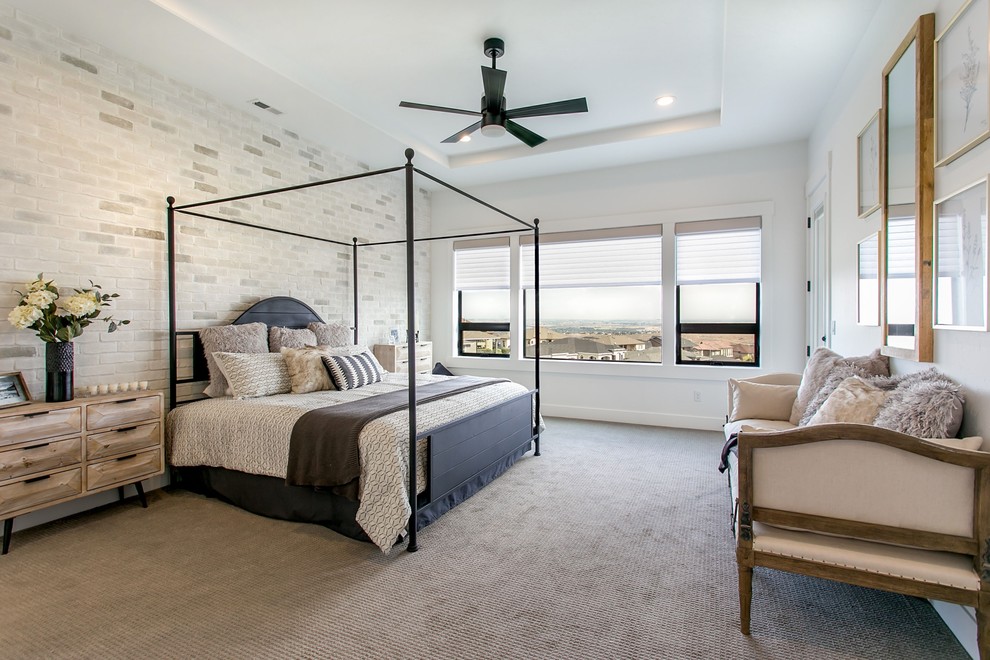 Foto de dormitorio campestre con paredes blancas, moqueta y suelo gris