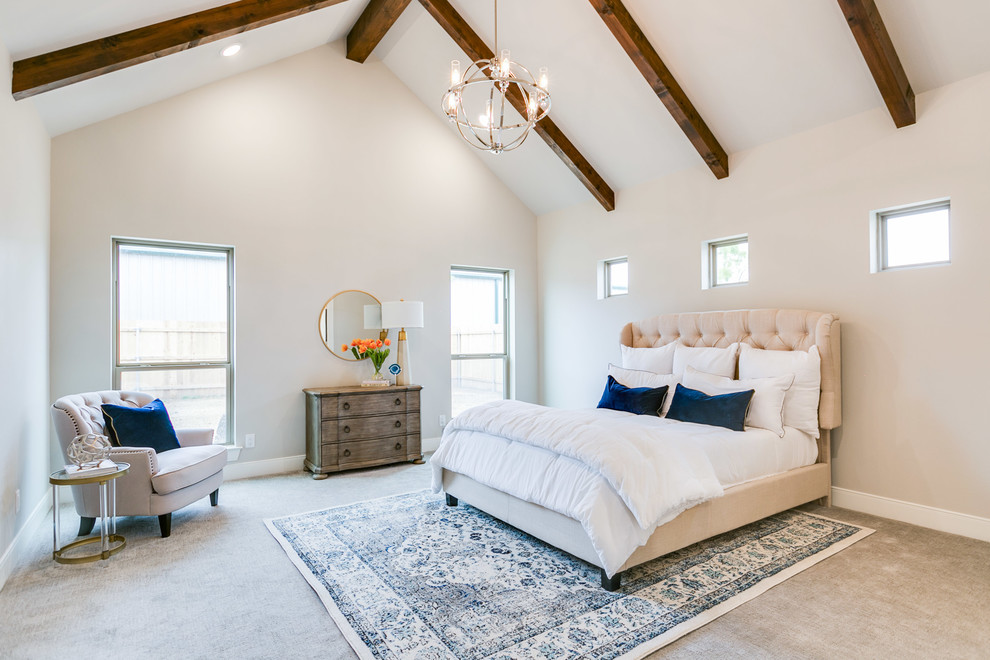 Esempio di una camera matrimoniale country con pareti beige, moquette e pavimento beige