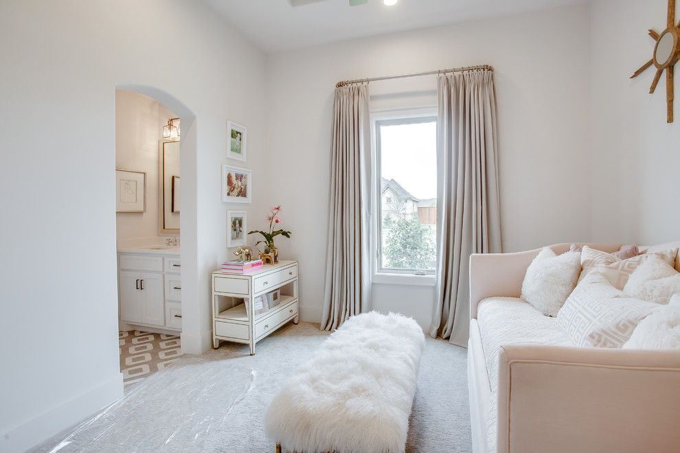 Свежая идея для дизайна: гостевая спальня среднего размера, (комната для гостей) в классическом стиле с белыми стенами, ковровым покрытием и серым полом без камина - отличное фото интерьера