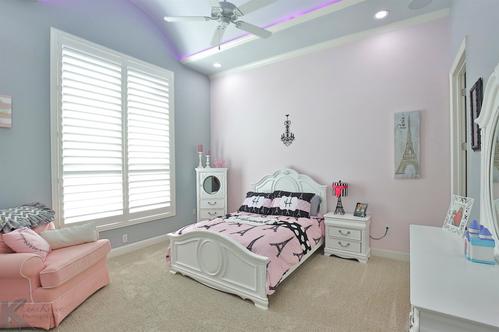 Diseño de habitación de invitados tradicional grande sin chimenea con paredes rosas, moqueta y suelo beige