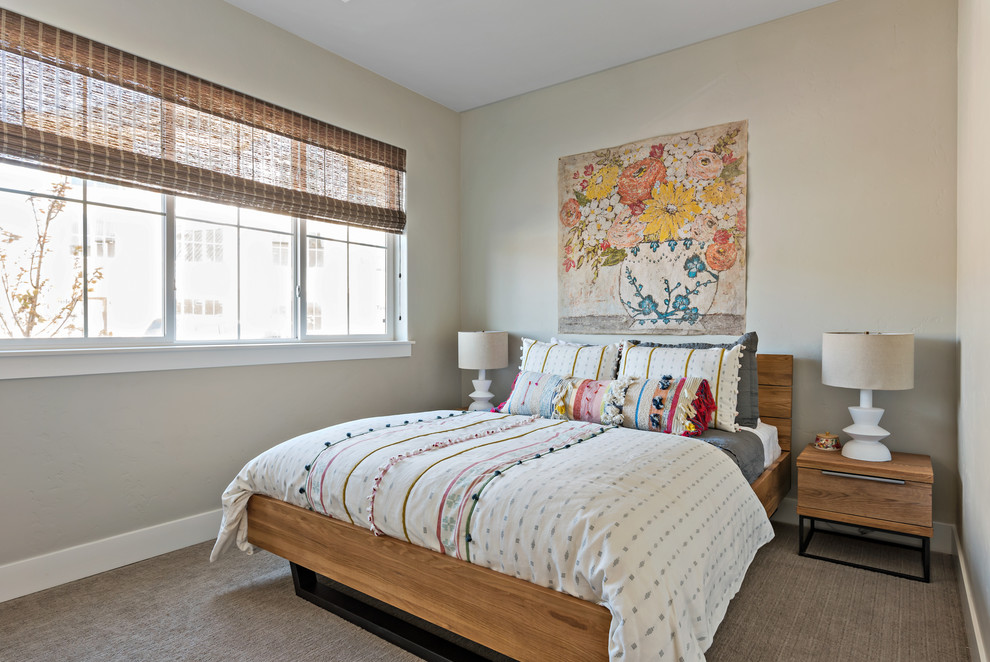 Стильный дизайн: гостевая спальня (комната для гостей) в стиле неоклассика (современная классика) с бежевыми стенами, ковровым покрытием и коричневым полом - последний тренд