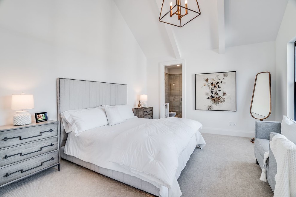 Diseño de dormitorio principal campestre sin chimenea con paredes blancas, moqueta y suelo gris