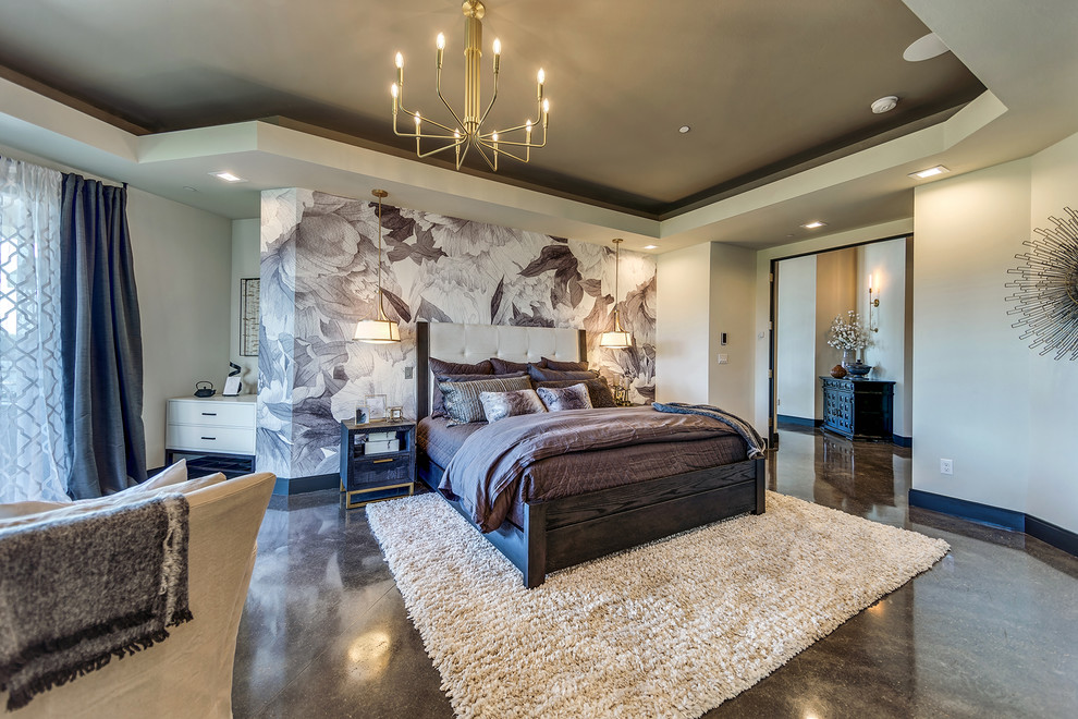 Стильный дизайн: большая хозяйская спальня в современном стиле с разноцветными стенами, бетонным полом и серым полом без камина - последний тренд
