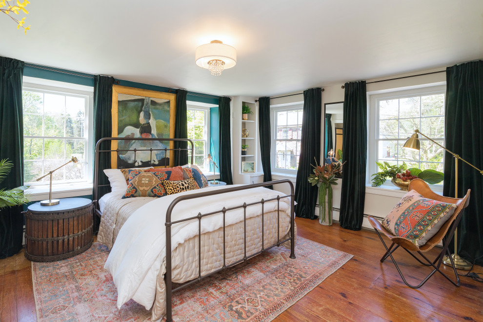 Стильный дизайн: хозяйская спальня среднего размера в стиле кантри с зелеными стенами, паркетным полом среднего тона и коричневым полом - последний тренд
